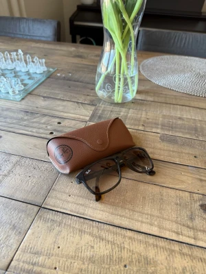 Ray-Ban Solglasögon  - Säljer dessa schyssta Ray-Ban solglasögon i fint skick. Fodral, duk och original hänvisning tillkommer.  Hör av dig vid frågor!