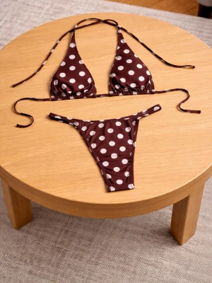 Brun prickig bikini, polka dot bikini – Y2K / retro vibe - Snygg trekantsbikini i brun med stora vita prickar. Både överdel och underdel har tunna knytband för justerbar passform. Perfekt för strandhäng eller poolparty!