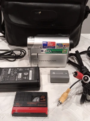 Sony Handycam digital videokamera - Säljer en silverfärgad Sony DCR-HC51E Handycam digital videokamera med Carl Zeiss-optik och 40x optisk zoom. Medföljer laddare, batteri, AV-kabel, MiniDV-band, . Kameran har kompakt design och tydliga knappar, perfekt för att filma minnen, bra att Digitalisera dina gamla MiniDV video inspelningar till dator. Ring vid frågor på 0700441696,   Kameran kan skickas, hämtas i Trollhättan eller i Göteborg