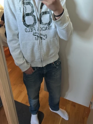 Ljusgrå hoodie med zip - Hej och välkommen till liljestrands nu säljer vi en hoodie med zip han på bilden är 170 och väger 50kg kom med bud osv mvh Liljestrand