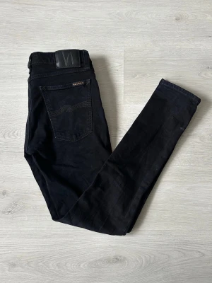Nudie 31/32 - Ett par riktigt feta Nudie jeans! De är i mycket bra skick och utan defekter:)  Skriv vid frågor och kolla gärna in min profil för fler jeans o kläder. Vid köp av fler plagg kan att schysst paketpris fixas:)