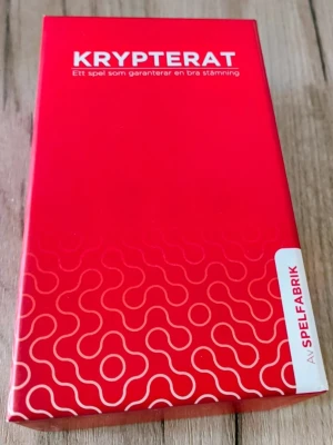 Krypterat sällskapsspel från Spelfabrik - Krypterat är ett sällskapsspel. Spelet kommer från Spelfabrik och är perfekt för spelkvällar med vänner. Skratt utlovas! Spelet är i nyskick 2 av 4 korthögar är fortfarande i plast.