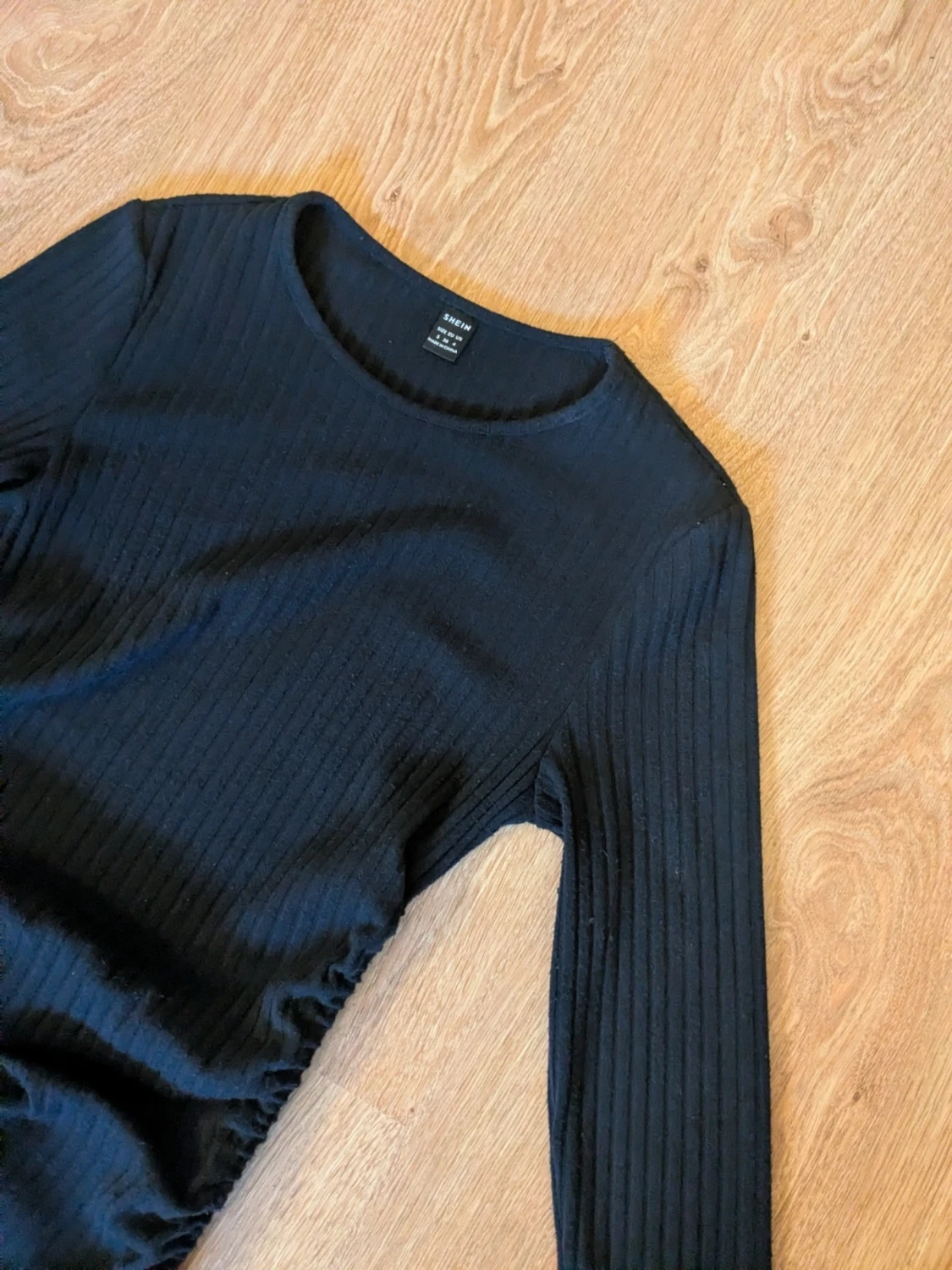 Svart ribbad klänning med snörning - 2