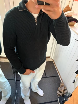 Mörk grön halv zip från Zara - Inga skador