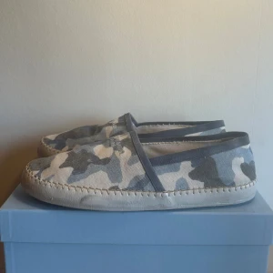 Camouflage loafers från Philippe Model - Storlek: 44 Nypris: 2000kr cirka. Nyskick. 