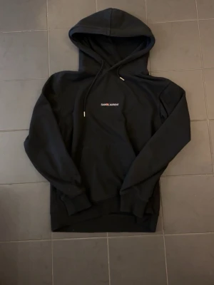 Saint laurent hoodie - Fet saint laurent hoodie som knappt har kommit till användning. Inga fel på hoodien, som ny! Storlek M men sitter lite mer som S. Priset kan diskuteras vid snabb affär!
