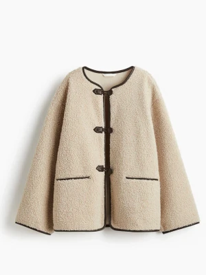 Vår jacka  - Jättefin vårjacka i pile från h&m perfekt nu till vår! Använd 2 gånger, i princip nyskick, storlek S men skulle säga att den är lite större i storlek så ungefär M. Nypris 349!❤️