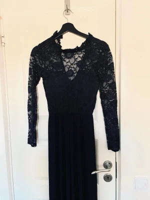 Festlig jumpsuit/ byxdress - Supersnygg mörkblå jumpsuit\ byxdress med långärmad överdel i spets och v-ringning. Passar jättebra till bal, examensfest eller fest!