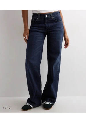 Mörkblå raka jeans med - Säljer ett par mörkblå jeans från Nelly. Low waist. Byxorna är endast testade. Prislappen är kvar. Nypris: 699kr.