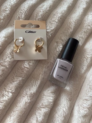 Ljuslila nagellack Oh-La-Lavender Lyko - Nagellack från Lyko i färgen Oh-La-Lavender. En snygg ljuslila nyans som ger en fräsch och trendig look till naglarna. Kommer i en stilren, fyrkantig glasflaska med svart lock. Perfekt för dig som vill ha en mjuk pastellfärg på naglarna & guldiga fjärils örhängen. liten extra gåva vid varje köp! Skickar allt omsorgsfullt i bubbelplast & kartong💛