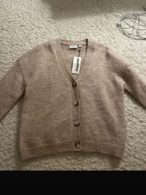 Kappahl mohair stickad knapptröja - Helt oanvänd, prislappen fortfarande kvar! St XS! Nypris ca 1060kr! Pris kan diskuteras!💕