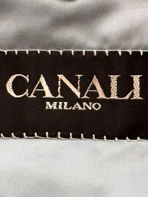 Canali kavaj - Säljer nu denna stilrena business kavajen från det högt anticiperade italienska lyxmärket Canali Milano. Den är i mycket fint skick i 52 IT vilket motsvarar L. Nypris ligger runt 8000 - 12 000kr.