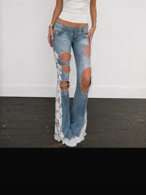 Blå slitna jeans med spetsdetaljer - Virala spets jeans!! Innerbenslängd:82cm och midja:37cm + stretch💕