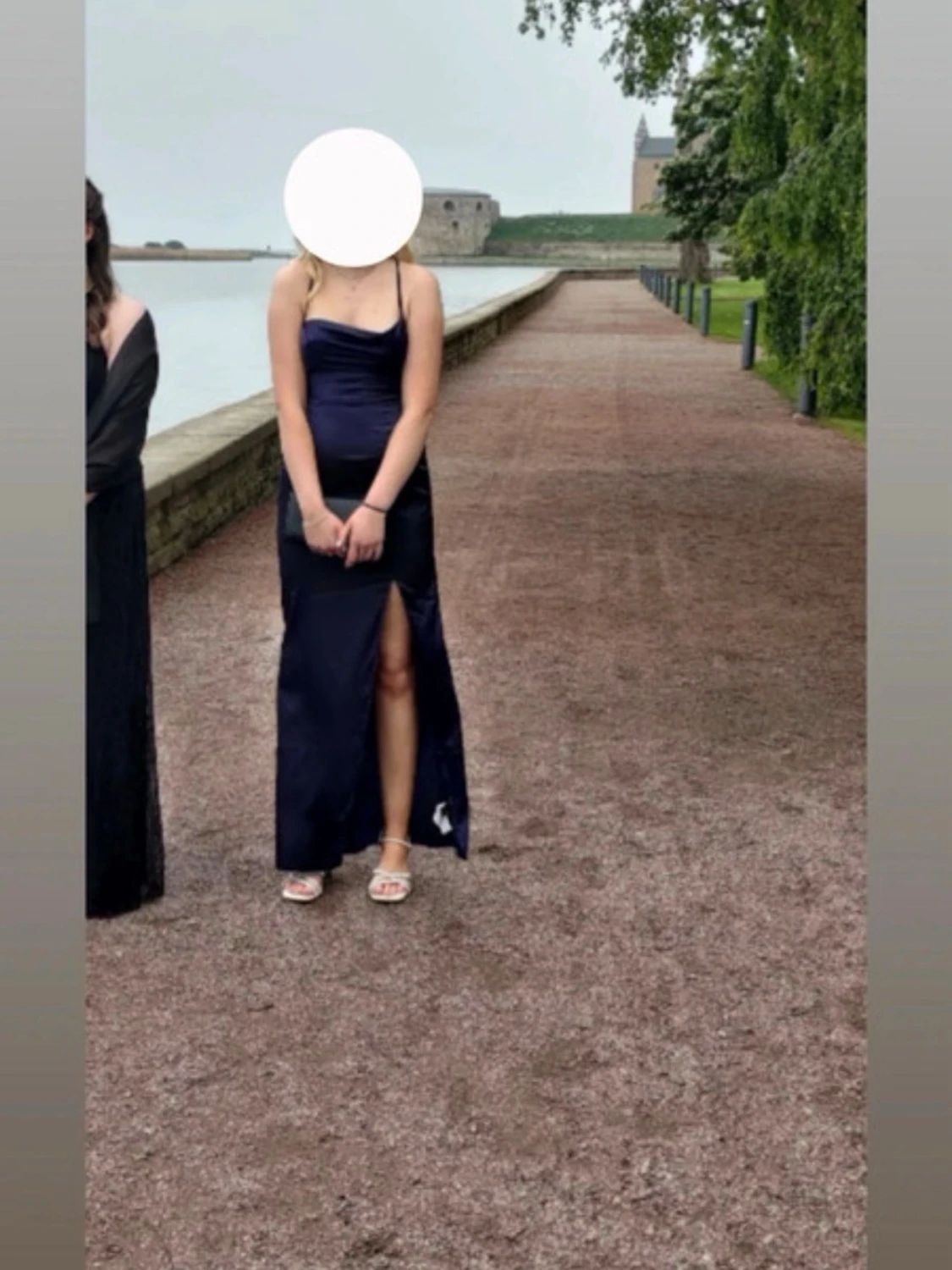 Marinblå långklänning med slits