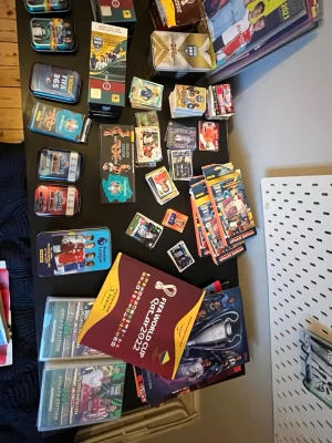 Stor samling fotbollskort och album - Säljer en stor samling fotbollskort, samlaralbum och plåtaskar från Panini, Match Attax och Adrenalyn XL. Innehåller VM, EM och Premier League, med färgglada kort, boosters och limited edition-boxar.    Kort Från 2012-2024 Ca 2000-3000 kort i toppenskick, Tveks inte vid frågor! Pris kan diskuteras!