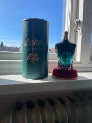 Jean Paul Gaultier Le Beau Le Parfym 75ml - Ca 60% kvar i flaskan! Såklart äkta och köpt på boozt.se för ca 1000kr. Tveka inte att höra av dig vid frågor eller bud. Perfekt doft inför sommarn. Som det syns på bilden är även förpackningen kvar✅