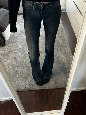 Mörkblå bootcut jeans från cheep monday  - Super snygga och sköna jeans från cheep monday, säljer då de ej kommer till användning! Storlek 26/34💓