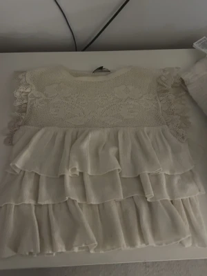 Zara topp  - Super fin Zara topp sol är slutsåld. Sparsamt använd. 