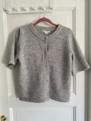 Stickad kofta - Grå stickad kofta med söta knappar🎀.                    OBS STORLEK 170 men PASSAR XS 