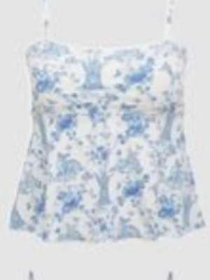 Blommig blå och vit topp med smala band - Söt topp med smala axelband och blått blommönster på vit botten. Lätt utsvängd passform och mjukt material som känns luftigt. Perfekt för varma dagar och enkel att styla med jeans eller kjol.