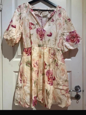 Klänning  - Säljer denna helt oanvända klänning från H&M, slutsåld på hemsidan. - Nytt skick (lappen är tyvärr inte kvar - men klänningen är helt oanvänd)  Nypris: 400kr  Storlek: S