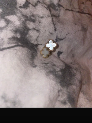 Guldpläterade fyrklöverörhängen - Snygga örhängen i form av fyrklöver med vit pärlemor och guldfärgad kant. De har en elegant och tidlös design som verkligen sticker ut. Perfekta för dig som gillar klassiska accessoarer med en twist. De är från van cleef och valentino!