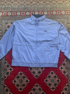 Vintage windbreaker jacka - Vintage Blue Windbreaker  In good condition, tighter around the waist for an nice fit  In a very nice deep blue color that almost leans toward purple  Size XL  Lenght 70cm Width from armpit to armpit 66cm Width waist 61cm  If you have any questions or offer let me know:) 
