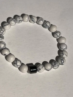 Stilrent armband med stenpärlor - Hej, Jag säljer ett nytt stilrent armband med ljusa stenpärlor i snygg design. Pärlorna har en marmorerad look. ☺️ Bandet är ganska elastiskt, vilket gör att den sitter bekvämt på handleden och passar de flesta storlekar. Perfekt som accessoar till vardag och fest.😊 Ifall du har några frågor eller funderingar är det bara att skriva.🤩