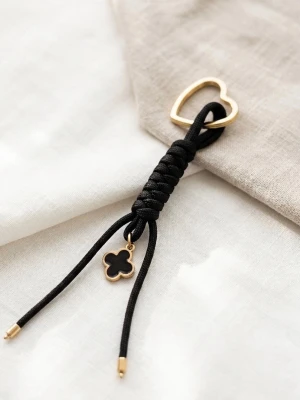 Handgjord Klassisk Paracord Nyckelring – Guld Fyrklöver-Charm - Superfin och unikt handgjord nyckelring tillverkad av slitstark paracord i en elegant mörkgrön nyans. 