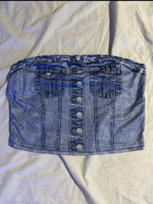 Jeans-inspirerad tröja - Säljer en jeansinspirerad tröja i mjukt och skönt material (inte äkta denim). Den har looken av jeans men komforten av en vanlig tröja – perfekt för en avslappnad men trendig stil. Enkel att matcha till både jeans, leggings eller kjol (ifrån shein) 