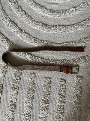 Beige Jack & Jones bälte - Hej nu säljer jag ett beige Jack and Jones bälte i storlek 80cm.                                                                   Skriv gärna om ni har frågor