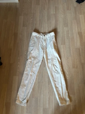 Vita slim linnebyxor från Selected - Säljer ett par vita linnebyxor från Selected med slim tapered passform och regular fit. Byxorna har klassisk femficksdesign, knappgylf och är tillverkade i ett mjukt bomullsmaterial. Perfekta för en clean och stilren look. Nypris 600kr