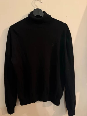 Polo Ralph Lauren polotröja – svart – strl XL (passar L) - Klassisk svart polotröja från Polo Ralph Lauren.  Mjuk och skön kvalitet med broderad logga på bröstet.  I bra skick, normalt använd men inga större defekter.  Storlek: XL Passform: Något mindre – passar även L Färg: Svart Skick: 7/10  📦 Kan skickas 💬 Hör av dig vid frågor