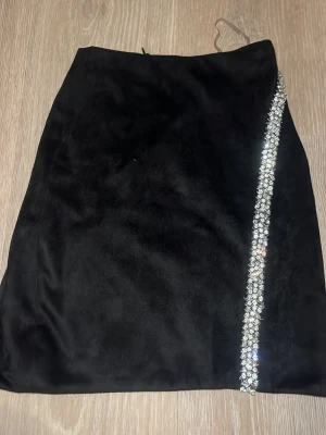 Oh polly set - 💫Oh polly svart set med strass i storlek 4💫 Obs: Kan finnas vissa trådar som lossnat inget jätte synligt (från stenar)  