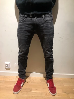 Mörkgrå slim fit jeans - Säljer ett par feta replay jeans. | Modell: Anbass | Passform: Slim | storlek: w28-l32.