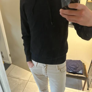 Svart hoodie med huva Kashmir  - Säljer en snygg svart hoodie ifrån William de Faye, 45% Kashmir. Väldigt bra skick och storlek L på hoodien. Hör av er vid funderingar! Pris kan diskuteras