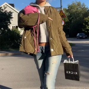 Olivgrön quiltad bomberjacka - Jättesnygg och trendig bomberjacka som passar både vår, sommar och höst🤍🤍