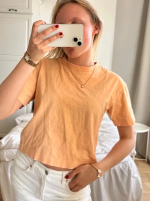 Ljus orange croppad t-shirt💖💖🤌🏼 - Säljer en ljus orange t-shirt med croppad passform. T-shirten har korta ärmar och är tillverkad i mjuk bomull. Perfekt för dig som gillar en enkel och clean stil med lite färg.