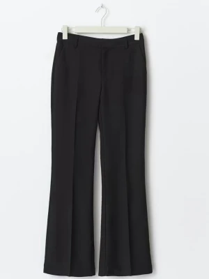 Svarta utsvängda kostymbyxor - Snygga svarta kostymbyxor med utsvängda ben och pressveck. Byxorna har hällor för skärp och sidofickor. Perfekta för en clean och stilren look. Materialet är både  mjuk och följsam mix, troligen polyester eller viskos. Byxorna är knappt använda. Tyvärr blivit förstor och det är därför jag säljer dem🥰🥰