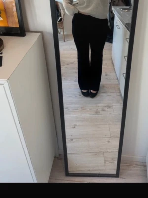 Svarta kostymbyxor - Den populära kostymbyxorna från Lindex, Säljer ett par svarta kostymbyxor med rak passform och normal midja. Jeansen har klassisk femficksdesign och stängs med knapp och dragkedja. Perfekta till en avslappnad och stilren look. 