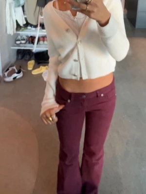 Vinröda bootcut jeans - bra skick, storlek S,36. ❤️från Hm divided