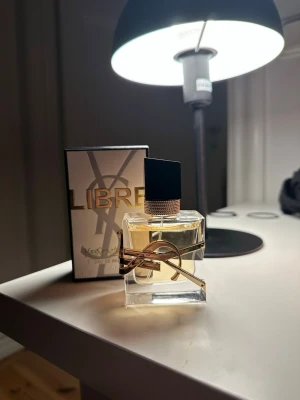 Yves Saint Laurent Libre parfym - Säljer min YSL Libre Eau de Perfum, då jag inte använder den. Mycket sparsamt använd och orginalförpackning finns kvar! 30ml