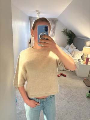 Snygg stickad beige tröja  - Skit snygg beige stickad tröja, perfekt för sommaren!!