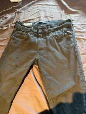 Svarta jeans från Replay - Snygga svarta jeans från Replay för endast 340kr med ny pris på 1600kr. Lite använda men fortfarande i ett bra skick. Hör av er för frågor👍