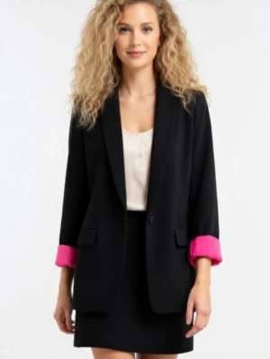 Svart kavaj med neonrosa foder. Storlek: 34/XS-SMALL. Felfri. - Svart snygg kavaj med neonrosa foder, för dam/tjej. Storlek: 34/XS-SMALL. Material: Polyester. Stängs med knapp och har 2 fickor med lock framtill. Helt felfri och i princip nyskick då endast använd vid ett tillfälle. FRAKT TILLKOMMER. 