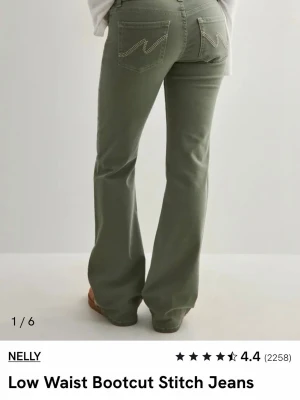 Gröna bootcut jeans från Nelly - Low Waist Bootcut Stitch Jeans från Nelly i grön. Nypris 699 kr. Använda en gång 