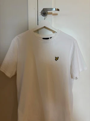 Vit t-shirt från Lyle & Scott - Klassisk vit t-shirt från Lyle & Scott, använd 1 gång så inga tecken på användning alls. 10/10 skick
