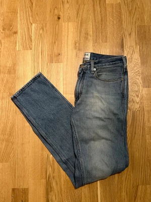 Acne Studio Jeans  - Stilren Ljusblåa Jeans från Acne studios. Modellen är Max LT vintage som är (slim-fit). Byxorna är nyskick, inga defekter. Storlek 30/32. Hör av dig vid intresse/frågor. PRIS KAN DISKUTERAS!