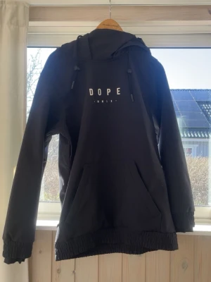 Dope Skidjacka - Säljer en mycket väl omhändertagen Dope skidjacka då den är för liten. Model Yeti W. Storlek XXS. Nypris 1799 :- 💓 