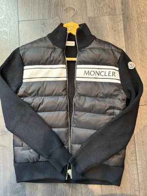 Svart Moncler jacka - Svart jacka från Moncler stl M, använd en gång endast men inget för mig. Pris kan diskuteras 